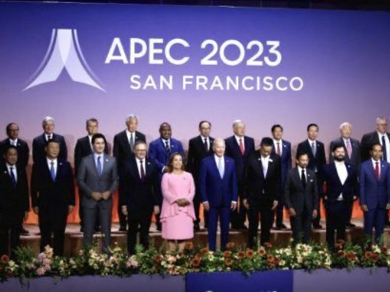 Líderes del APEC se toman la fotografía oficial del encuentro