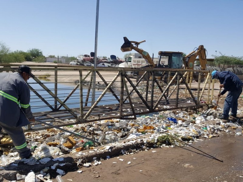 Limpia Obras Públicas canal encementado