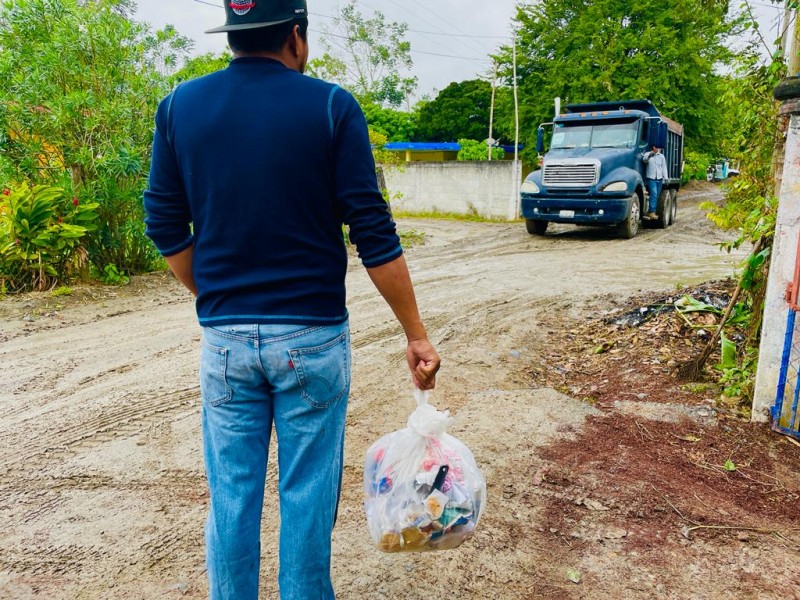 Limpia Pública recorre comunidades en camiones de volteo