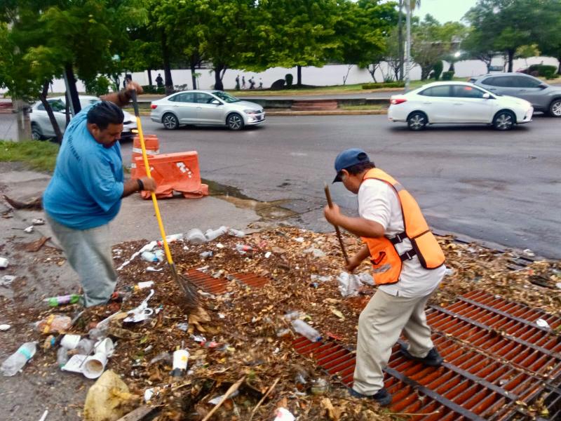Limpian alcantarillas en Mazatlán tras lluvias que dejaron desbordamientos