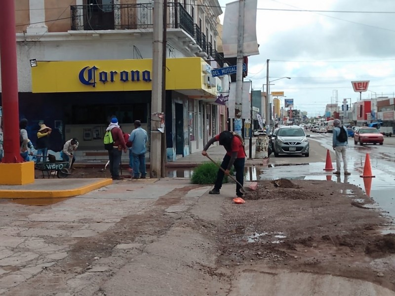 Limpian calles tras lluvias