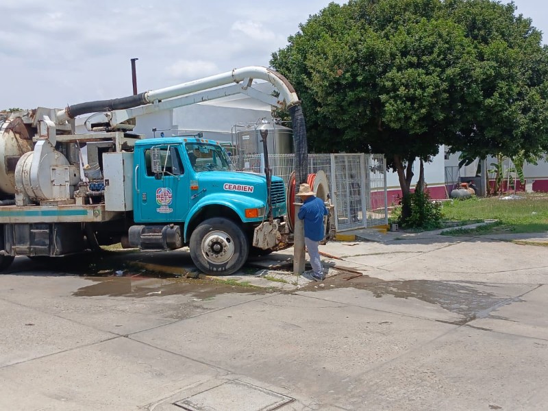 Limpian cancha y mejoran drenaje en espacios clave de Tehuantepec
