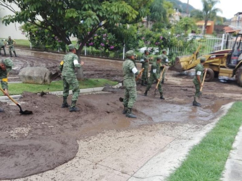 Limpian casas afectadas por deslave en Jocotepec