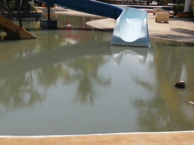 Limpian centro acuático que presentaba un foco de zancudos en Ixtapa
