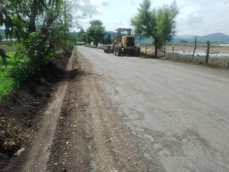 Limpian cunetas para desfogue de agua pluvial en comunidades