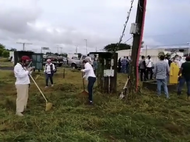 Limpian el distribuidor vial de la Cabeza Olmeca en Veracruz