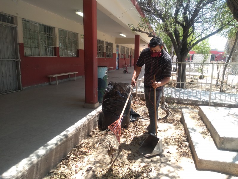 Limpian escuelas para la jornada electoral