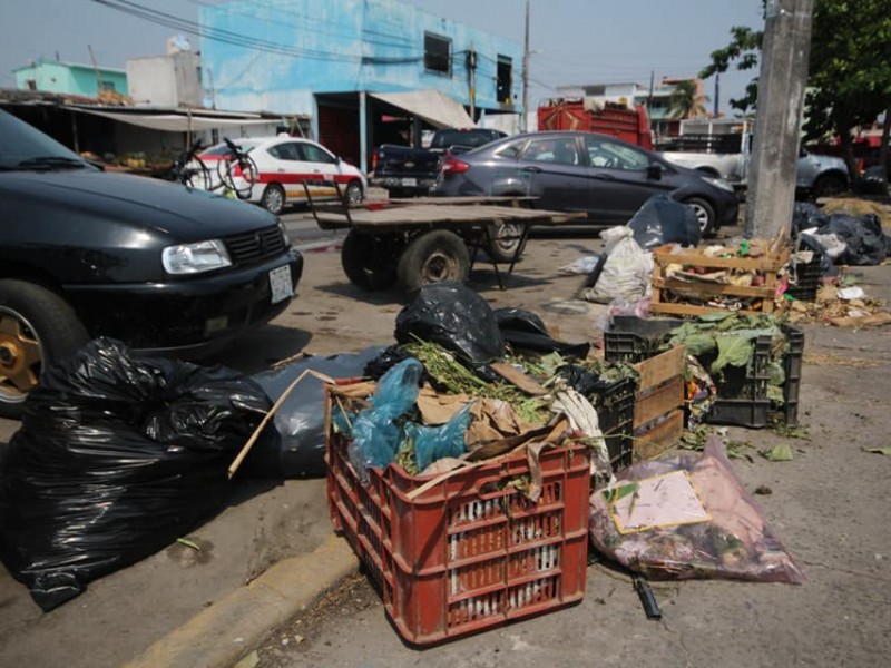 Limpian mercado Malibrán tras quejas por olores fétidos