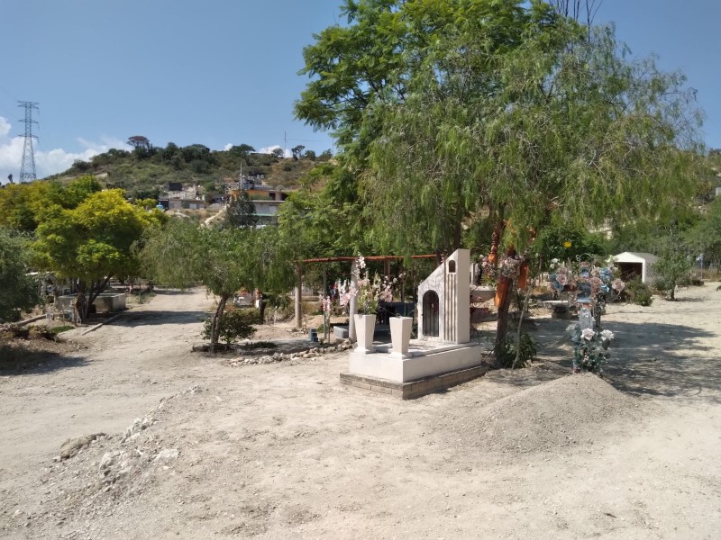 Limpian panteón de San Diego para Día de Muertos