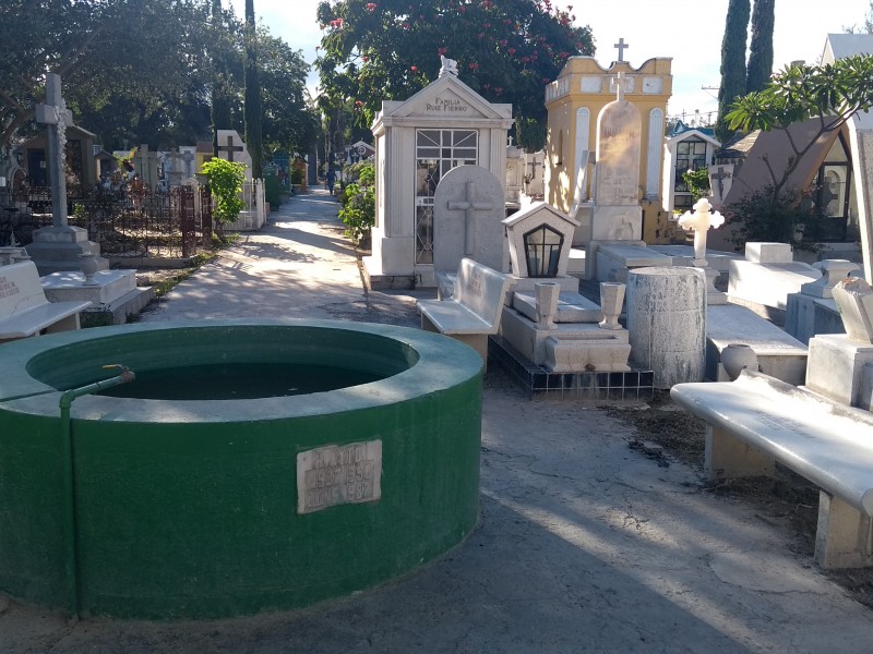 Limpian panteón municipal para Día de Muertos