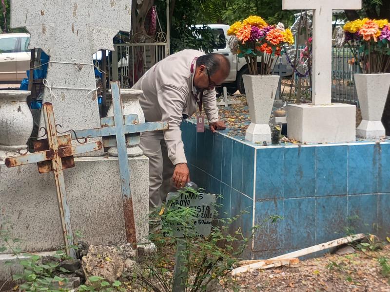 Limpian panteones de Michoacán para recibir a familias en Día de Muertos