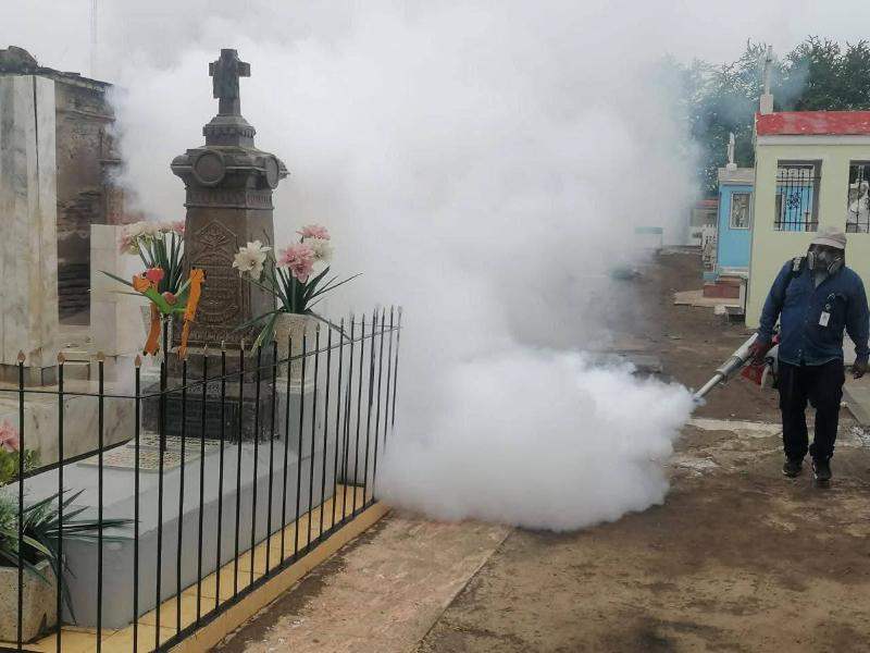 Limpian panteones para prevenir el dengue durante Día de Muertos