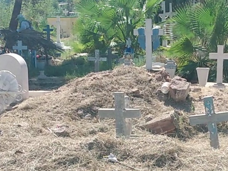 Limpian panteones previo a celebración de Día de Muertos