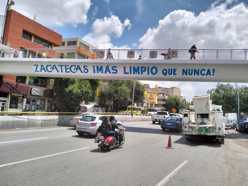 Limpian paraderos y borran mensaje del segundo piso