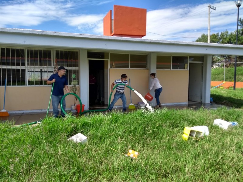 Limpian planteles afectados por lluvias en Morelia