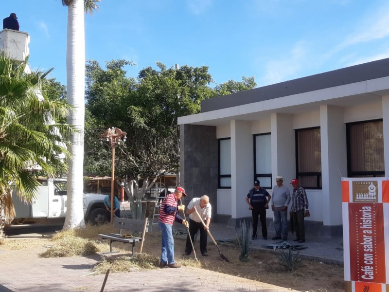 Limpian plaza ferrocarrilera de Empalme