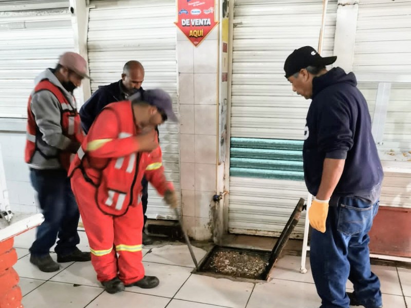 Limpian redes sanitarias de los mercados de Zamora