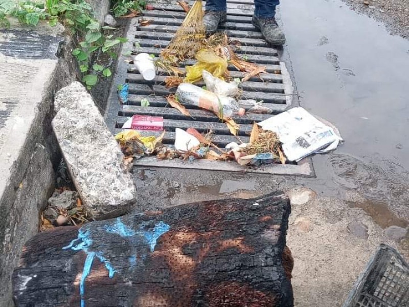 Limpian rejillas en San Pedrito Manzanillo para evitar inundaciones