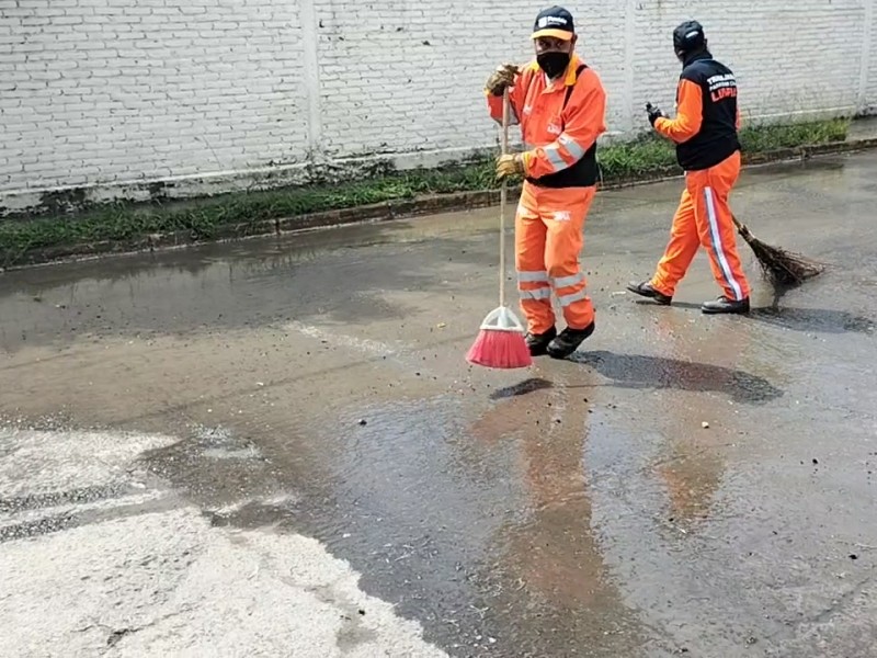 Limpian escuela primaria Hacienda de Guelatao, tras inundación