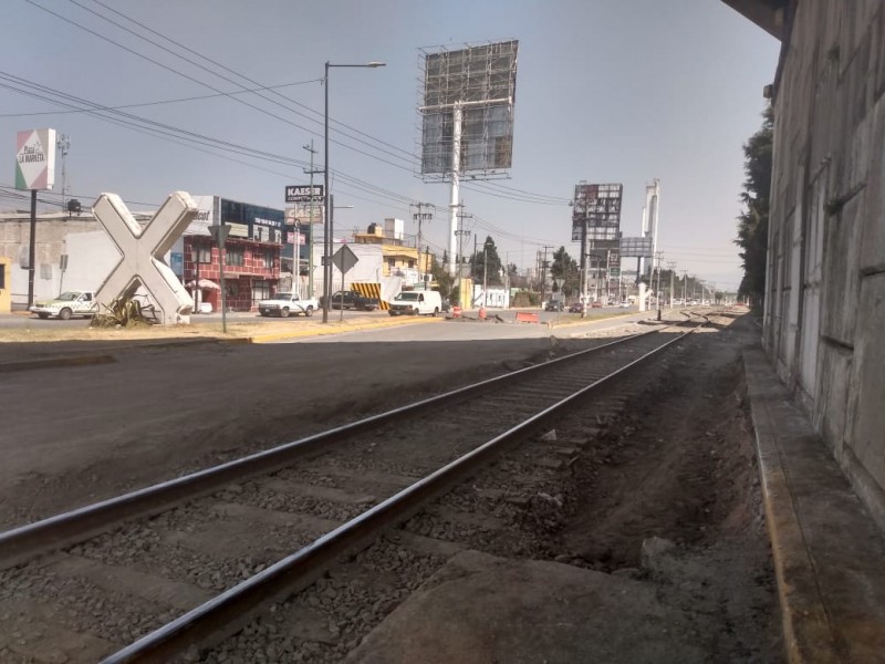 Limpieza de vías del tren causa caos vial en Toluca
