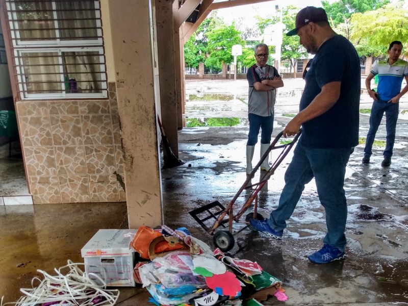 Limpieza en escuelas previo al inicio a clases