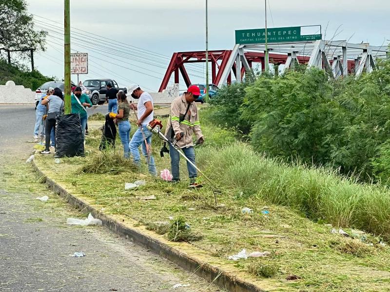 Limpieza en las márgenes del río Tehuantepec y el Puente de Fierro