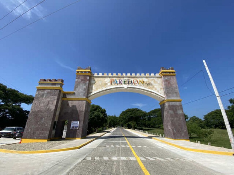 Listo acceso principal en Bahía de Paredón