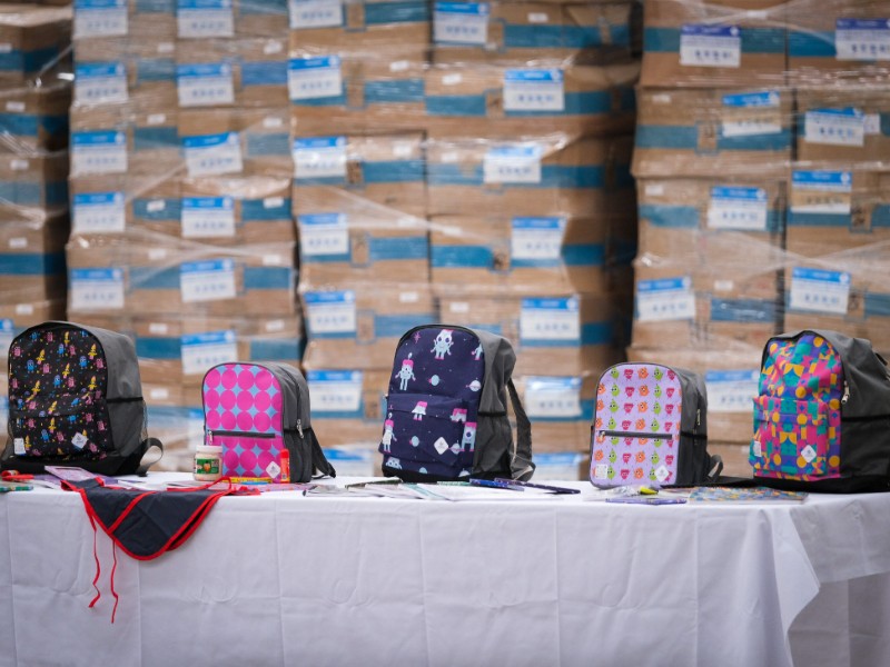 Listos para entregar mochilas con útiles en 120 municipios