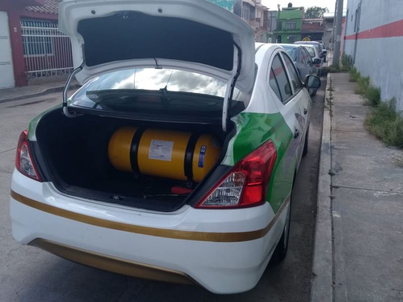 Listos primeros taxis para operar con gas natural