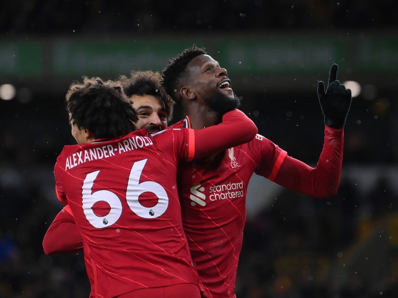 Liverpool vence sobre la hora a Wolves y es líder