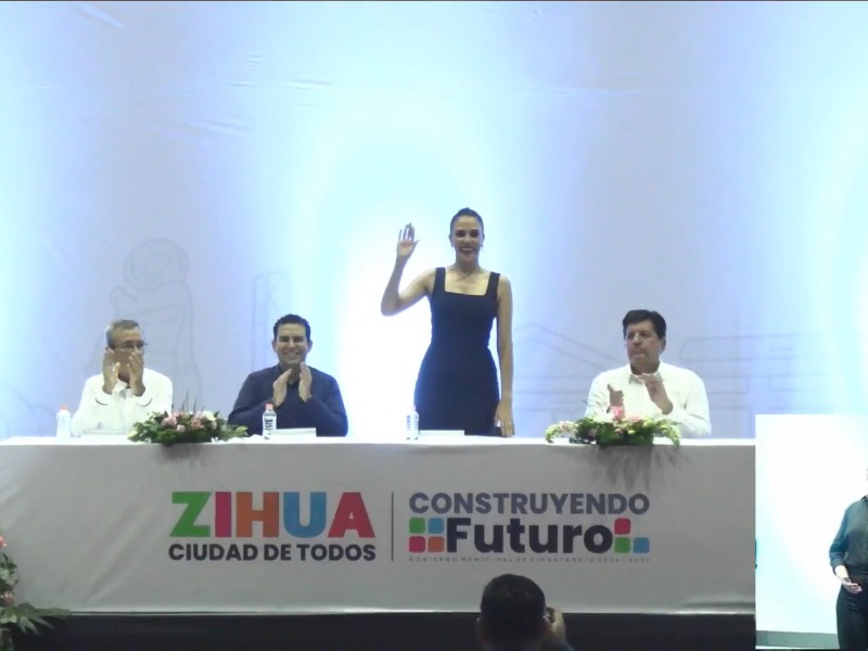 Liz Tapia rinde protesta como presidente de Zihuatanejo