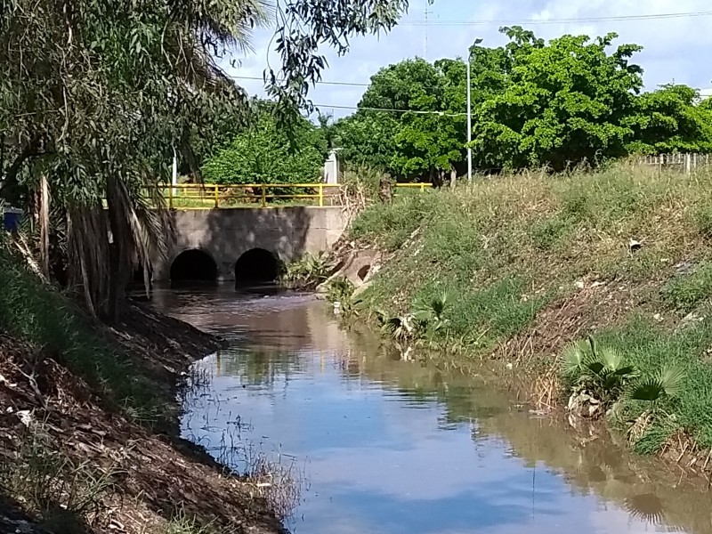 Llama Salud a no bañarse en canales durante la lluvia