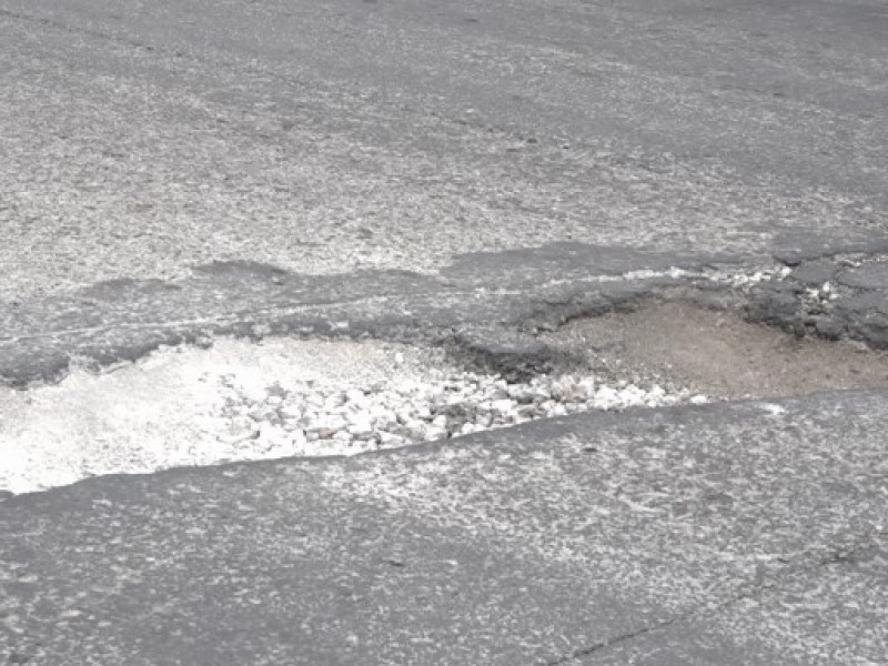 llaman a atender bache sobre 6 norte