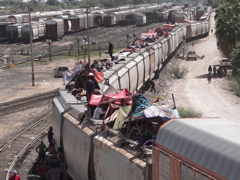 Llaman a donar agua y cartón a migrantes en Torreón