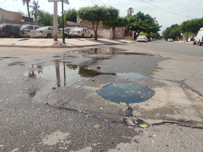 Llaman a JUMAPAG resuelva brote de aguas negras en alcantarilla