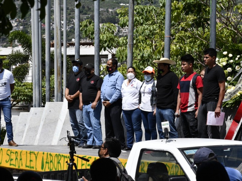 Llaman a López Obrador abrir expedientes militares en caso Ayotzinapa