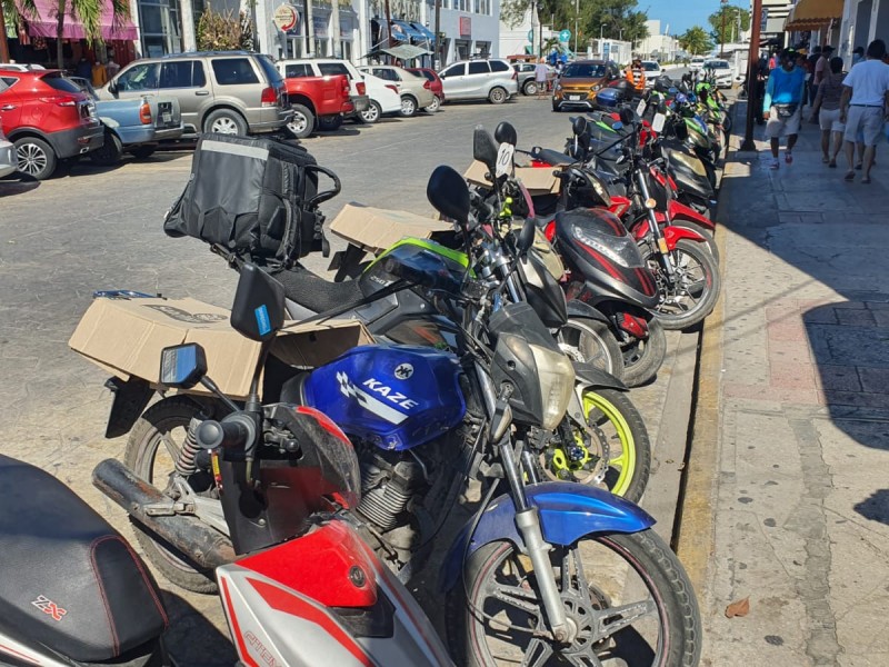 Llaman a motociclistas a no invadir cajones para automóviles