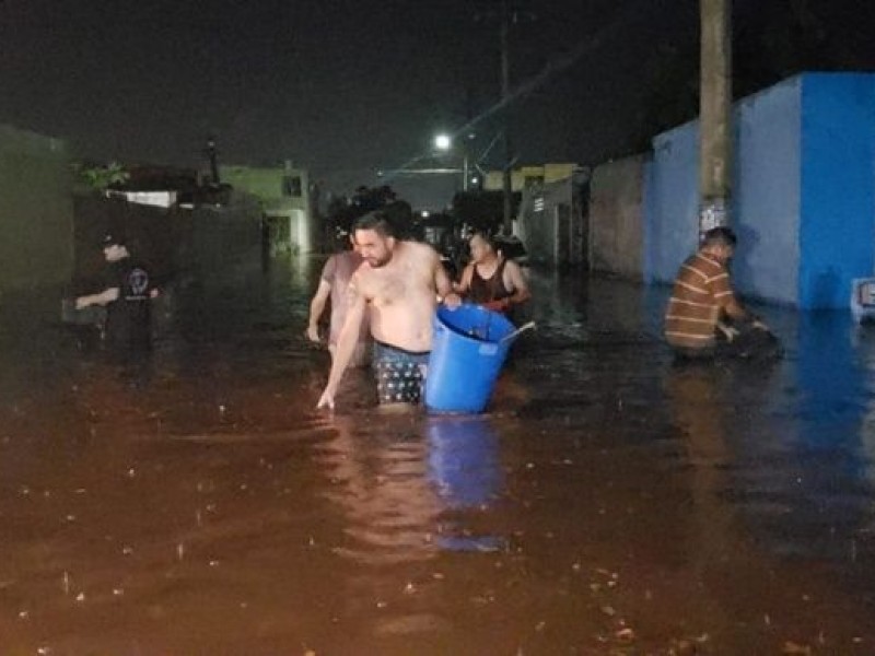 Llaman a no bañarse en la lluvia