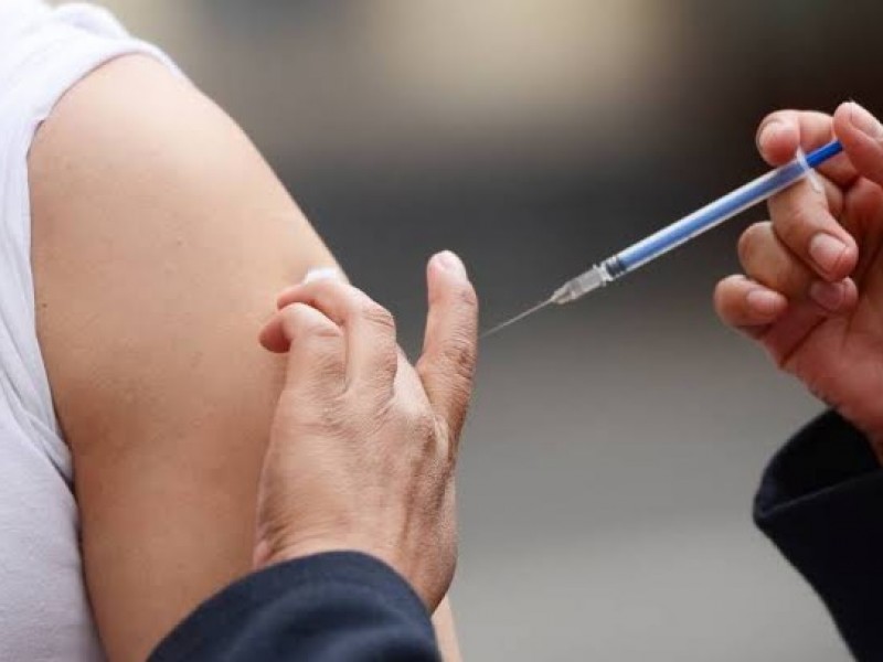 Llaman a sectores vulnerables a reforzar sus esquemas de vacunación