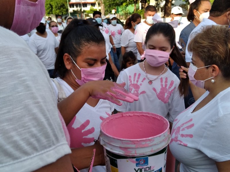 Llaman a tocarse, en mes conmemorativo al cáncer de mama