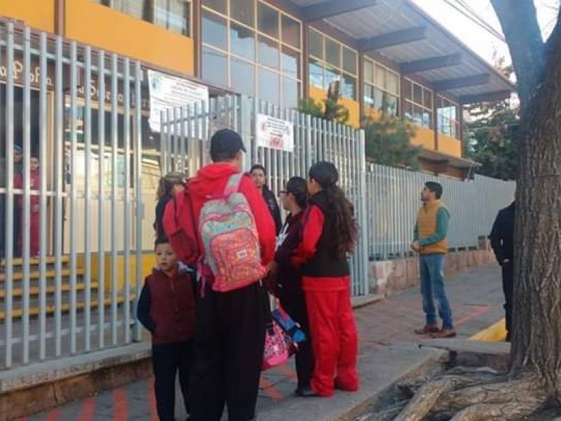 Llaman la atención a escuelas que cobraron cuotas