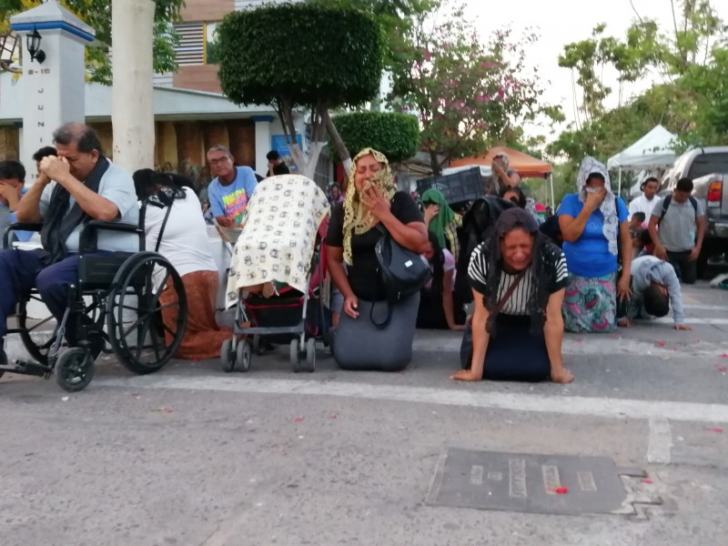 Llantos, oraciones y cánticos en Luz del Mundo