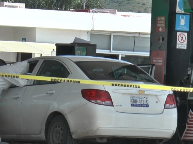 Llega a cargar gasolina y lo acribillan