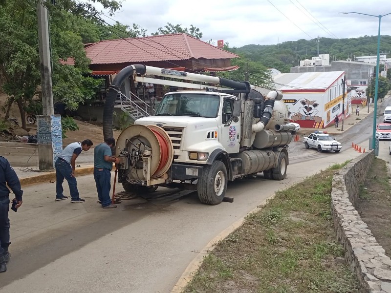 Llega a Huatulco camión Vactor para limpieza de drenaje