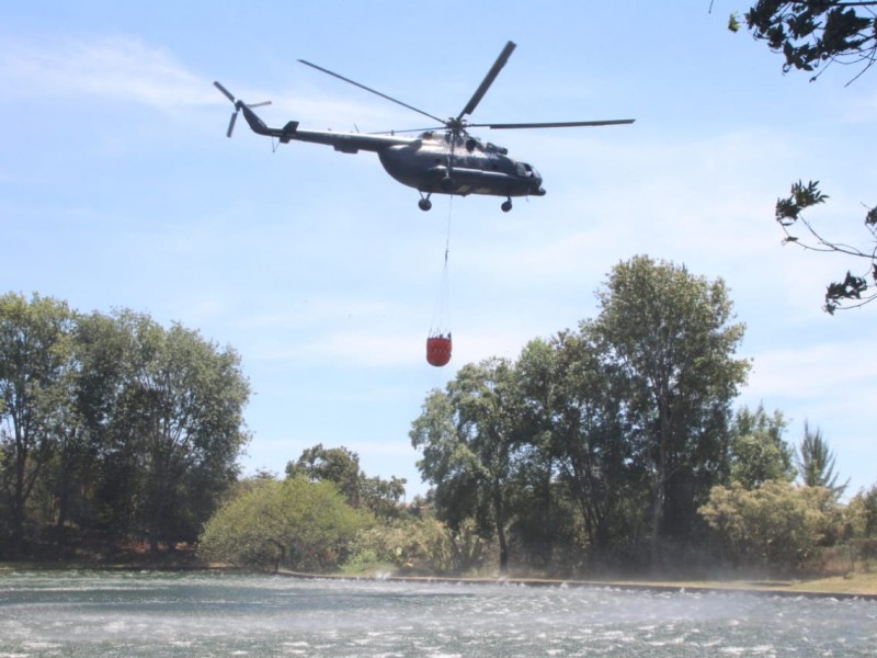 Llega a Michoacán helicóptero para apoyar incendios forestales en Uruapan