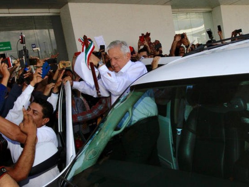 Llega AMLO al aeropuerto de Xoxocotlan en Oaxaca