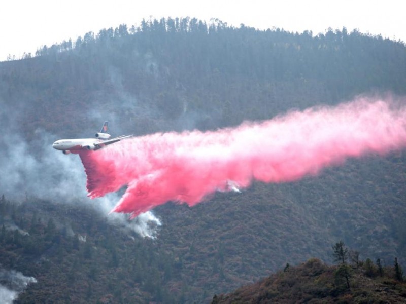 Llega avión DC-10 para combatir los incendios de Nuevo León