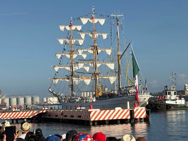 Llega Buque escuela Cuahutémoc a Veracruz