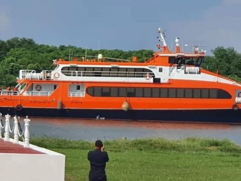 Llega ferry que llevará a turistas a islas Marías