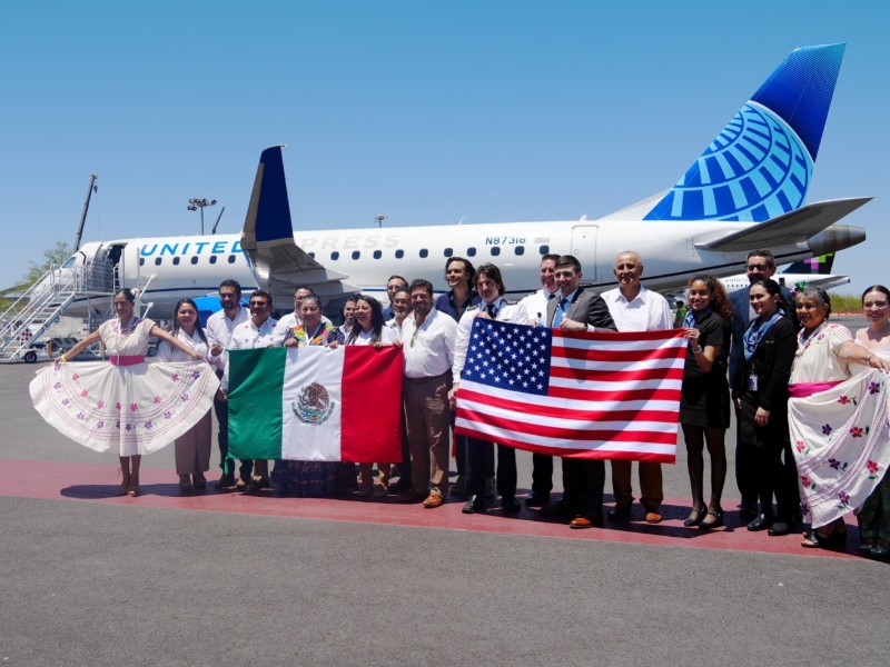 Llega primer vuelo directo de Houston a Puerto Escondido, Oaxaca